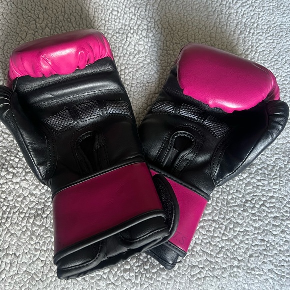 CENTURY - BRAVE WOMENS BOXING GLOVES - Picture 2 of 2
